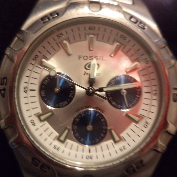 FOSSIL Blue Silver Chrome Watch w/ Blue Trim -Nice - Picture 3 of 9